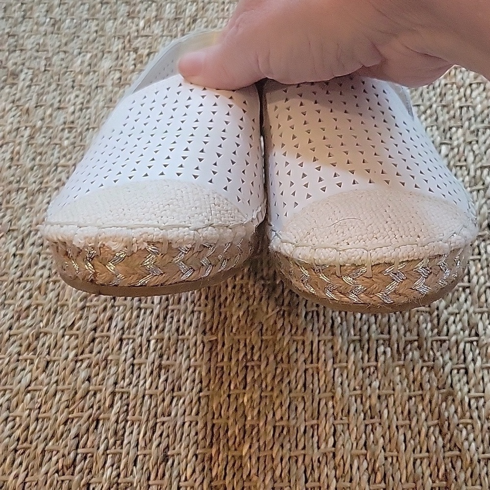 BELA VITA white slip-on platform espidrilles w/die cut triangles.  Size is 7.5 W - Picture 5 of 10